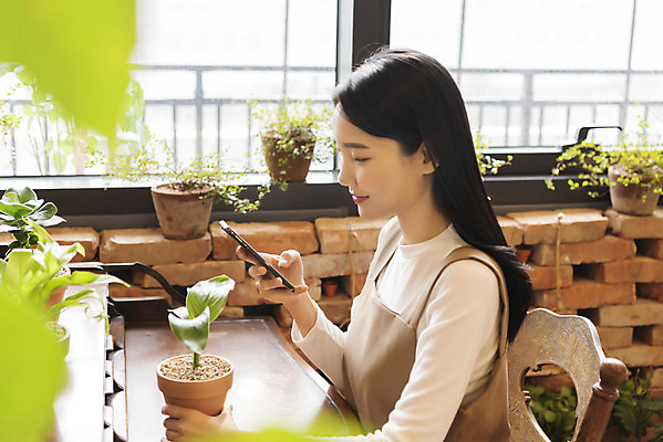 포토 JPG 우먼라이프 여자 화분 화초 창문 실내 한명 미소 들기 상반신 20대 성인 취미 옆모습 스마트폰 한국인 소프트포커스 힐링 싱글라이프 성인여자한명만 국내포토 식물 1 라이프스타일 뷰포인트 모션 촬영기법 표정 사람 동양인 청년 내부 핸드폰 스마트기기 여자한명만 성인여자만 파일형식