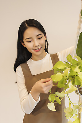 포토 JPG 우먼라이프 응시 여자 화분 화초 실내 한명 미소 상반신 20대 성인 취미 앞모습 만지기 한국인 힐링 싱글라이프 성인여자한명만 국내포토 식물 1 라이프스타일 시선 뷰포인트 모션 표정 사람 동양인 청년 내부 여자한명만 성인여자만 파일형식