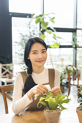 포토 JPG 우먼라이프 응시 여자 화분 화초 실내 한명 미소 상반신 20대 성인 취미 앞모습 아웃포커스 한국인 천 힐링 닦기 싱글라이프 성인여자한명만 국내포토 식물 1 라이프스타일 시선 뷰포인트 모션 촬영기법 표정 사람 동양인 청년 내부 직물 여자한명만 성인여자만 파일형식