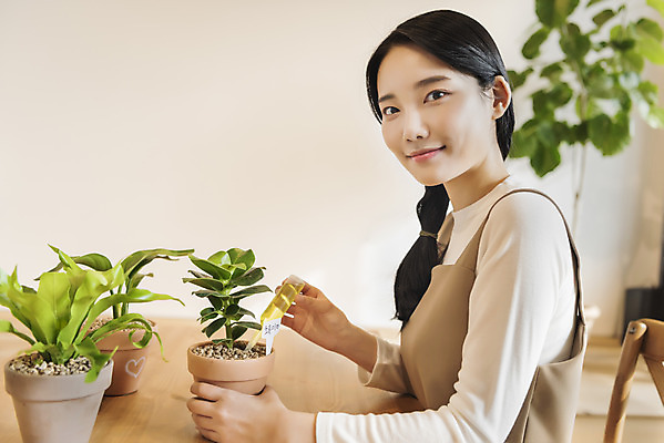 포토 JPG 우먼라이프 응시 여자 화분 화초 실내 한명 미소 들기 상반신 성인 취미 옆모습 아웃포커스 한국인 힐링 영양제 싱글라이프 성인여자한명만 국내포토 식물 1 라이프스타일 시선 뷰포인트 모션 촬영기법 표정 사람 동양인 내부 약 여자한명만 성인여자만 파일형식