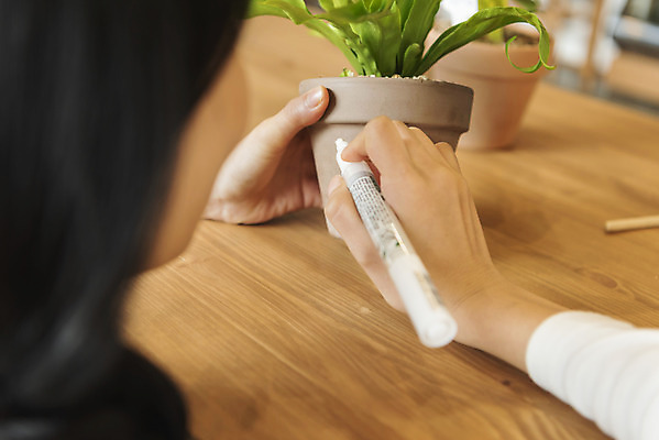 포토 JPG 우먼라이프 여자 화분 화초 실내 한명 들기 상반신 성인 취미 뒷모습 아웃포커스 펜 한국인 기록 소프트포커스 힐링 싱글라이프 성인여자한명만 국내포토 식물 1 라이프스타일 뷰포인트 모션 촬영기법 사람 동양인 내부 필기구 여자한명만 성인여자만 파일형식