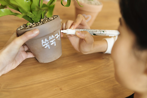 포토 JPG 우먼라이프 여자 화분 화초 실내 한명 들기 상반신 성인 취미 옆모습 아웃포커스 펜 희망 한국인 기록 소프트포커스 힐링 싱글라이프 성인여자한명만 국내포토 식물 1 라이프스타일 감정 뷰포인트 모션 촬영기법 사람 동양인 내부 필기구 여자한명만 성인여자만 파일형식