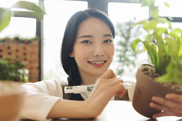 포토 JPG 우먼라이프 응시 여자 화분 화초 실내 한명 미소 들기 상반신 20대 성인 취미 앞모습 아웃포커스 펜 한국인 소프트포커스 힐링 싱글라이프 성인여자한명만 국내포토 식물 1 라이프스타일 시선 뷰포인트 모션 촬영기법 표정 사람 동양인 청년 내부 필기구 여자한명만 성인여자만 파일형식
