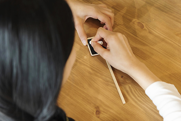 포토 JPG 우먼라이프 여자 실내 한명 상반신 성인 취미 뒷모습 팻말 한국인 기록 잡기 분필 힐링 싱글라이프 성인여자한명만 국내포토 1 라이프스타일 뷰포인트 모션 프레임 사람 동양인 내부 초크 여자한명만 성인여자만 파일형식