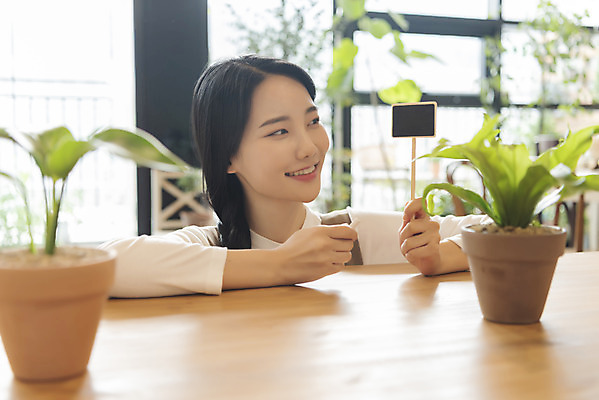 포토 JPG 우먼라이프 응시 여자 화분 화초 실내 한명 미소 들기 상반신 20대 성인 취미 옆모습 아웃포커스 팻말 한국인 소프트포커스 분필 힐링 싱글라이프 성인여자한명만 국내포토 식물 1 라이프스타일 시선 뷰포인트 모션 프레임 촬영기법 표정 사람 동양인 청년 내부 초크 여자한명만 성인여자만 파일형식