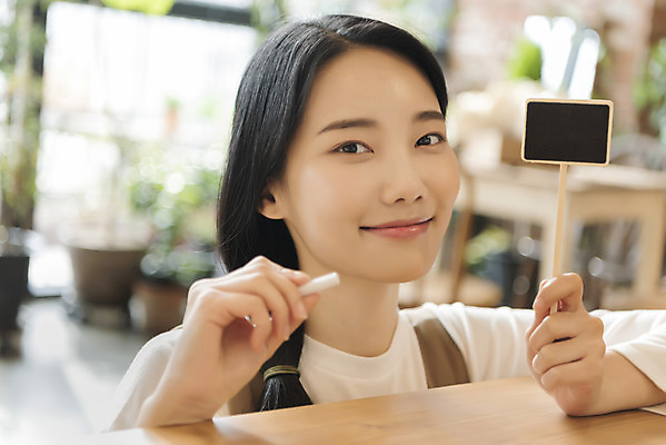 포토 JPG 우먼라이프 응시 여자 실내 한명 미소 들기 상반신 성인 취미 앞모습 아웃포커스 팻말 한국인 분필 힐링 싱글라이프 성인여자한명만 국내포토 1 라이프스타일 시선 뷰포인트 모션 프레임 촬영기법 표정 사람 동양인 내부 초크 여자한명만 성인여자만 파일형식
