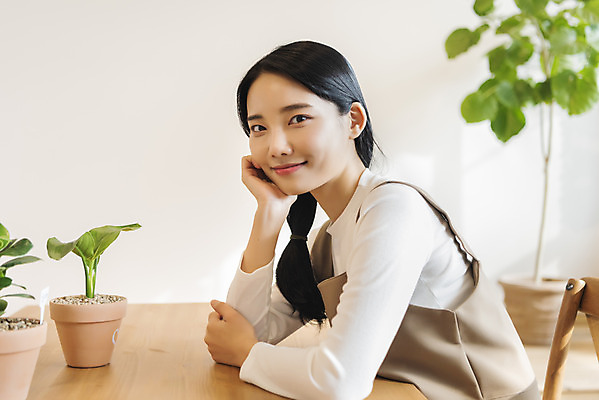 포토 JPG 우먼라이프 응시 여자 화분 화초 실내 한명 미소 상반신 성인 취미 옆모습 턱괴기 한국인 힐링 싱글라이프 성인여자한명만 국내포토 식물 1 라이프스타일 시선 뷰포인트 모션 표정 사람 동양인 내부 여자한명만 성인여자만 파일형식