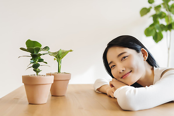 포토 JPG 우먼라이프 응시 여자 화분 화초 엎드리기 실내 한명 미소 상반신 성인 취미 옆모습 아웃포커스 한국인 힐링 싱글라이프 성인여자한명만 국내포토 식물 1 라이프스타일 시선 뷰포인트 모션 촬영기법 표정 사람 동양인 내부 여자한명만 성인여자만 파일형식