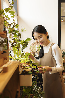 포토 JPG 우먼라이프 응시 여자 화분 화초 실내 한명 미소 상반신 성인 취미 옆모습 만지기 한국인 힐링 싱글라이프 성인여자한명만 국내포토 식물 1 라이프스타일 시선 뷰포인트 모션 표정 사람 동양인 내부 여자한명만 성인여자만 파일형식