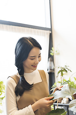 포토 JPG 우먼라이프 응시 여자 화분 화초 잎 실내 한명 미소 상반신 성인 취미 옆모습 아웃포커스 만지기 한국인 힐링 싱글라이프 성인여자한명만 국내포토 식물 1 라이프스타일 시선 뷰포인트 모션 촬영기법 표정 사람 동양인 내부 여자한명만 성인여자만 파일형식