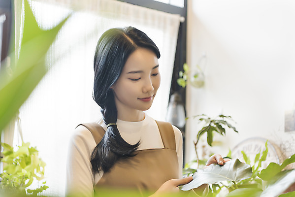 포토 JPG 우먼라이프 응시 여자 화분 화초 실내 한명 미소 상반신 성인 취미 옆모습 아웃포커스 만지기 한국인 소프트포커스 힐링 싱글라이프 성인여자한명만 국내포토 식물 1 라이프스타일 시선 뷰포인트 모션 촬영기법 표정 사람 동양인 내부 여자한명만 성인여자만 파일형식