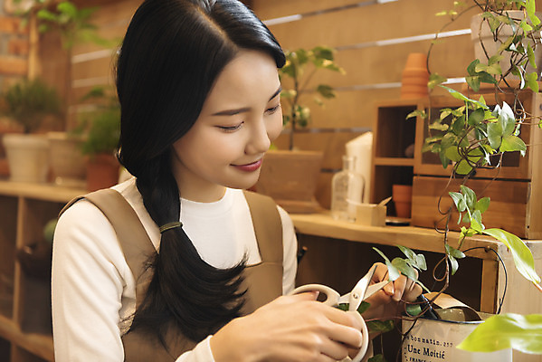 포토 JPG 우먼라이프 여자 화분 화초 실내 한명 미소 상반신 20대 성인 취미 옆모습 아웃포커스 한국인 힐링 가위질 조경가위 싱글라이프 성인여자한명만 국내포토 식물 1 라이프스타일 뷰포인트 가위_도구 촬영기법 표정 사람 동양인 청년 내부 여자한명만 성인여자만 파일형식