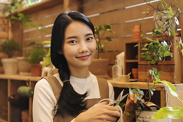 포토 JPG 우먼라이프 응시 여자 화분 화초 실내 한명 미소 상반신 20대 성인 취미 앞모습 아웃포커스 한국인 힐링 가위질 조경가위 싱글라이프 성인여자한명만 국내포토 식물 1 라이프스타일 시선 뷰포인트 가위_도구 촬영기법 표정 사람 동양인 청년 내부 여자한명만 성인여자만 파일형식