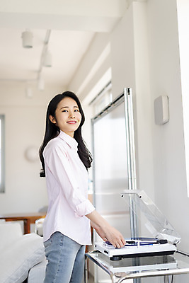 포토 JPG 주간 우먼라이프 응시 여자 실내 한명 미소 상반신 20대 성인 취미 옆모습 뷰티 한국인 레코드플레이어 의료성형뷰티 성인여자한명만 국내포토 자연요소 1 라이프스타일 시선 뷰포인트 표정 사람 동양인 청년 내부 여자한명만 성인여자만 파일형식