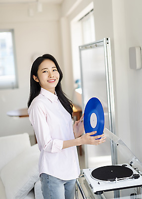 포토 JPG 주간 우먼라이프 응시 여자 실내 한명 미소 들기 상반신 20대 성인 취미 옆모습 아웃포커스 뷰티 한국인 레코드플레이어 의료성형뷰티 성인여자한명만 국내포토 자연요소 1 라이프스타일 시선 뷰포인트 모션 촬영기법 표정 사람 동양인 청년 내부 여자한명만 성인여자만 파일형식