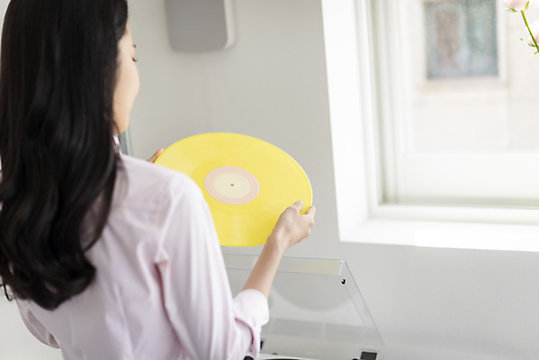 포토 JPG 주간 우먼라이프 여자 창문 실내 한명 들기 상반신 20대 성인 취미 뒷모습 아웃포커스 뷰티 한국인 의료성형뷰티 성인여자한명만 국내포토 자연요소 1 라이프스타일 뷰포인트 모션 촬영기법 사람 동양인 청년 내부 여자한명만 성인여자만 파일형식