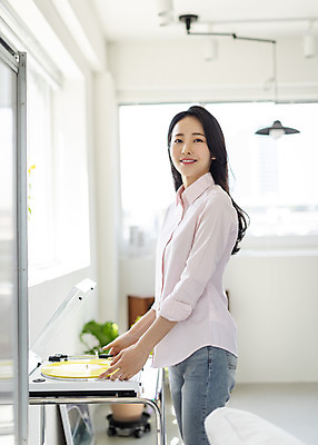 포토 JPG 주간 우먼라이프 응시 여자 창문 실내 한명 미소 상반신 20대 성인 취미 옆모습 아웃포커스 뷰티 한국인 레코드플레이어 의료성형뷰티 성인여자한명만 국내포토 자연요소 1 라이프스타일 시선 뷰포인트 촬영기법 표정 사람 동양인 청년 내부 여자한명만 성인여자만 파일형식