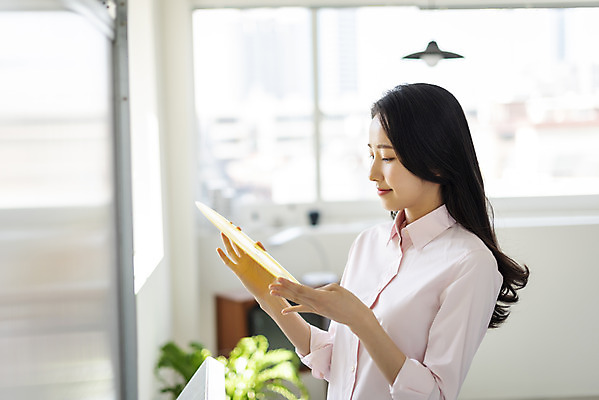 포토 JPG 주간 우먼라이프 응시 여자 창문 실내 한명 미소 들기 상반신 20대 성인 취미 옆모습 아웃포커스 뷰티 한국인 의료성형뷰티 성인여자한명만 국내포토 자연요소 1 라이프스타일 시선 뷰포인트 모션 촬영기법 표정 사람 동양인 청년 내부 여자한명만 성인여자만 파일형식