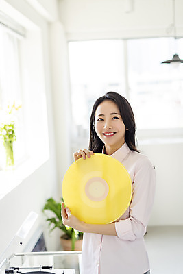 포토 JPG 주간 우먼라이프 응시 여자 창문 실내 한명 미소 들기 상반신 20대 성인 취미 앞모습 아웃포커스 뷰티 한국인 의료성형뷰티 성인여자한명만 국내포토 자연요소 1 라이프스타일 시선 뷰포인트 모션 촬영기법 표정 사람 동양인 청년 내부 여자한명만 성인여자만 파일형식