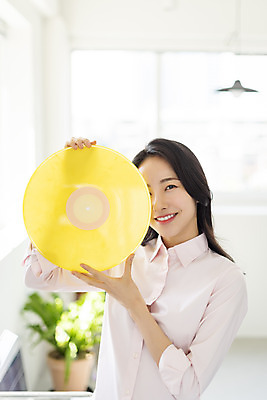 포토 JPG 주간 우먼라이프 응시 여자 창문 실내 한명 미소 들기 상반신 20대 성인 취미 앞모습 아웃포커스 뷰티 한국인 얼굴가리기 의료성형뷰티 성인여자한명만 국내포토 자연요소 1 라이프스타일 시선 뷰포인트 모션 촬영기법 표정 사람 동양인 청년 내부 가림 여자한명만 성인여자만 파일형식