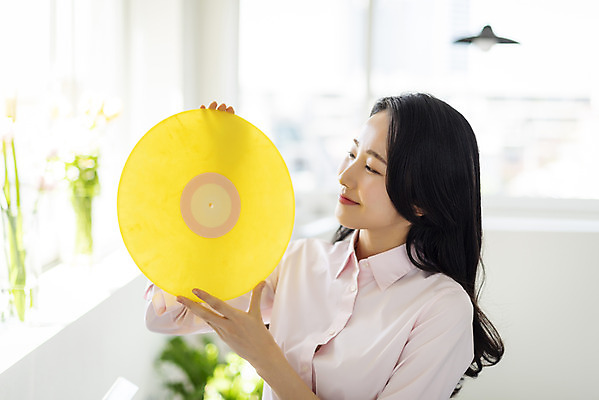 포토 JPG 주간 우먼라이프 응시 여자 창문 실내 한명 미소 들기 상반신 20대 성인 취미 옆모습 아웃포커스 뷰티 한국인 의료성형뷰티 성인여자한명만 국내포토 자연요소 1 라이프스타일 시선 뷰포인트 모션 촬영기법 표정 사람 동양인 청년 내부 여자한명만 성인여자만 파일형식