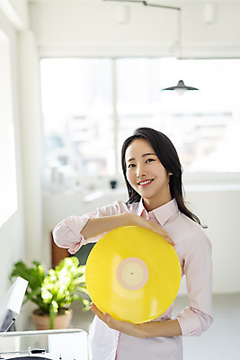 포토 JPG 주간 우먼라이프 응시 여자 창문 실내 한명 미소 들기 상반신 20대 성인 취미 앞모습 아웃포커스 뷰티 한국인 레코드플레이어 의료성형뷰티 성인여자한명만 국내포토 자연요소 1 라이프스타일 시선 뷰포인트 모션 촬영기법 표정 사람 동양인 청년 내부 여자한명만 성인여자만 파일형식