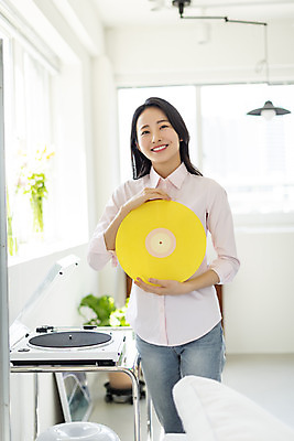 포토 JPG 주간 우먼라이프 응시 여자 창문 실내 한명 미소 들기 상반신 20대 성인 취미 앞모습 아웃포커스 뷰티 한국인 레코드플레이어 의료성형뷰티 성인여자한명만 국내포토 자연요소 1 라이프스타일 시선 뷰포인트 모션 촬영기법 표정 사람 동양인 청년 내부 여자한명만 성인여자만 파일형식