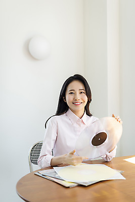 포토 JPG 주간 우먼라이프 응시 여자 실내 한명 미소 들기 앉기 상반신 20대 성인 취미 앞모습 뷰티 한국인 책상 의료성형뷰티 성인여자한명만 국내포토 자연요소 1 라이프스타일 시선 뷰포인트 가구 모션 표정 사람 동양인 청년 내부 여자한명만 성인여자만 파일형식