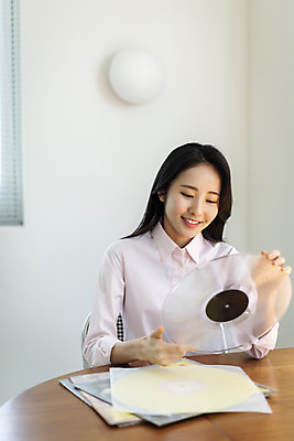 포토 JPG 주간 우먼라이프 응시 여자 창문 실내 한명 미소 들기 앉기 상반신 20대 성인 취미 앞모습 뷰티 한국인 책상 의료성형뷰티 성인여자한명만 국내포토 자연요소 1 라이프스타일 시선 뷰포인트 가구 모션 표정 사람 동양인 청년 내부 여자한명만 성인여자만 파일형식