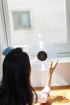 포토 JPG 주간 우먼라이프 여자 창문 실내 한명 들기 상반신 20대 성인 취미 뒷모습 햇빛 뷰티 한국인 의료성형뷰티 성인여자한명만 국내포토 자연요소 1 라이프스타일 뷰포인트 모션 사람 동양인 청년 내부 태양 여자한명만 성인여자만 파일형식