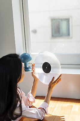 포토 JPG 주간 우먼라이프 여자 창문 실내 한명 들기 상반신 20대 성인 취미 옆모습 햇빛 뷰티 한국인 의료성형뷰티 성인여자한명만 국내포토 자연요소 1 라이프스타일 뷰포인트 모션 사람 동양인 청년 내부 태양 여자한명만 성인여자만 파일형식