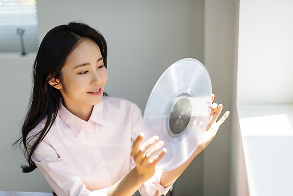 포토 JPG 주간 우먼라이프 응시 여자 실내 한명 미소 들기 상반신 20대 성인 취미 옆모습 아웃포커스 햇빛 뷰티 한국인 의료성형뷰티 성인여자한명만 국내포토 자연요소 1 라이프스타일 시선 뷰포인트 모션 촬영기법 표정 사람 동양인 청년 내부 태양 여자한명만 성인여자만 파일형식