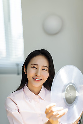 포토 JPG 주간 우먼라이프 응시 여자 실내 한명 미소 들기 상반신 20대 성인 취미 앞모습 아웃포커스 뷰티 한국인 의료성형뷰티 성인여자한명만 국내포토 자연요소 1 라이프스타일 시선 뷰포인트 모션 촬영기법 표정 사람 동양인 청년 내부 여자한명만 성인여자만 파일형식