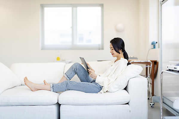 포토 JPG 주간 전신 우먼라이프 응시 여자 쿠션 창문 실내 한명 미소 들기 앉기 20대 성인 취미 옆모습 아웃포커스 소파 태블릿 뷰티 한국인 의료성형뷰티 성인여자한명만 국내포토 자연요소 1 라이프스타일 시선 뷰포인트 의자 모션 촬영기법 표정 사람 동양인 청년 내부 전자제품 스마트기기 여자한명만 성인여자만 파일형식