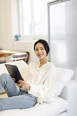 포토 JPG 주간 우먼라이프 응시 여자 쿠션 실내 한명 미소 들기 앉기 상반신 20대 성인 취미 옆모습 아웃포커스 소파 태블릿 뷰티 한국인 의료성형뷰티 성인여자한명만 국내포토 자연요소 1 라이프스타일 시선 뷰포인트 의자 모션 촬영기법 표정 사람 동양인 청년 내부 전자제품 스마트기기 여자한명만 성인여자만 파일형식