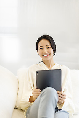 포토 JPG 주간 우먼라이프 응시 여자 실내 한명 미소 들기 앉기 상반신 20대 성인 취미 앞모습 아웃포커스 태블릿 뷰티 한국인 의료성형뷰티 성인여자한명만 국내포토 자연요소 1 라이프스타일 시선 뷰포인트 모션 촬영기법 표정 사람 동양인 청년 내부 전자제품 스마트기기 여자한명만 성인여자만 파일형식