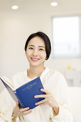 포토 JPG 주간 우먼라이프 응시 여자 실내 한명 미소 들기 상반신 20대 성인 취미 앞모습 아웃포커스 책 독서 뷰티 한국인 의료성형뷰티 성인여자한명만 국내포토 자연요소 1 라이프스타일 시선 뷰포인트 모션 촬영기법 표정 사람 동양인 청년 내부 여자한명만 성인여자만 파일형식