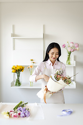 포토 JPG 주간 우먼라이프 응시 여자 리본 꽃다발 실내 한명 미소 상반신 20대 성인 취미 앞모습 뷰티 꽃병 한국인 플로리스트 의료성형뷰티 성인여자한명만 국내포토 자연요소 직업 1 라이프스타일 시선 꽃 뷰포인트 표정 사람 동양인 청년 내부 여자한명만 성인여자만 파일형식