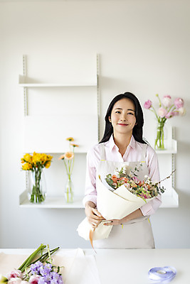 포토 JPG 주간 우먼라이프 응시 여자 리본 꽃다발 실내 한명 미소 들기 상반신 20대 성인 취미 앞모습 꽃병 한국인 플로리스트 의료성형뷰티 성인여자한명만 국내포토 자연요소 직업 1 라이프스타일 시선 꽃 뷰포인트 모션 표정 사람 동양인 청년 내부 여자한명만 성인여자만 파일형식