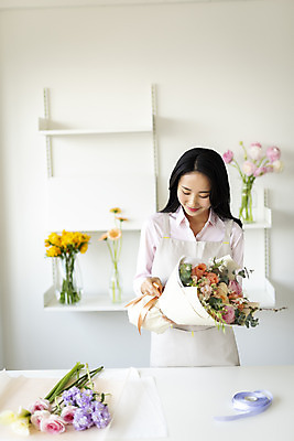 포토 JPG 주간 우먼라이프 응시 여자 리본 꽃다발 실내 한명 미소 들기 상반신 20대 성인 취미 앞모습 뷰티 꽃병 한국인 플로리스트 의료성형뷰티 성인여자한명만 국내포토 자연요소 직업 1 라이프스타일 시선 꽃 뷰포인트 모션 표정 사람 동양인 청년 내부 여자한명만 성인여자만 파일형식