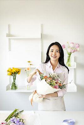 포토 JPG 주간 우먼라이프 응시 여자 꽃다발 실내 한명 미소 들기 상반신 20대 성인 취미 앞모습 뷰티 꽃병 한국인 플로리스트 의료성형뷰티 성인여자한명만 국내포토 자연요소 직업 1 라이프스타일 시선 꽃 뷰포인트 모션 표정 사람 동양인 청년 내부 여자한명만 성인여자만 파일형식