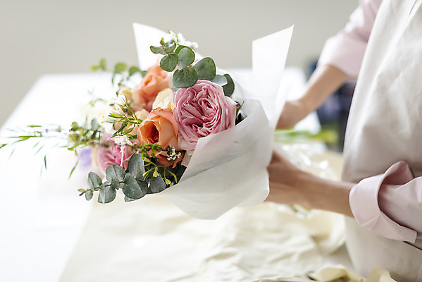 포토 JPG 주간 우먼라이프 여자 꽃다발 실내 한명 들기 근접촬영 상반신 20대 성인 취미 옆모습 아웃포커스 뷰티 한국인 포장지 플로리스트 의료성형뷰티 성인여자한명만 국내포토 자연요소 직업 1 라이프스타일 꽃 뷰포인트 포장 모션 촬영기법 사람 동양인 청년 내부 여자한명만 성인여자만 파일형식