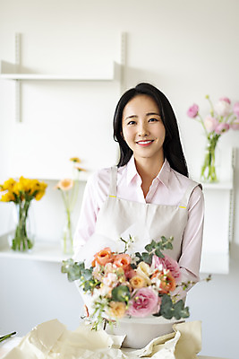 포토 JPG 주간 우먼라이프 응시 여자 꽃다발 실내 한명 미소 들기 상반신 20대 성인 취미 앞모습 뷰티 꽃병 한국인 플로리스트 의료성형뷰티 성인여자한명만 국내포토 자연요소 직업 1 라이프스타일 시선 꽃 뷰포인트 모션 표정 사람 동양인 청년 내부 여자한명만 성인여자만 파일형식