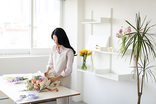 포토 JPG 주간 우먼라이프 응시 여자 꽃다발 실내 한명 들기 상반신 20대 성인 취미 옆모습 뷰티 꽃병 한국인 묶기 책상 플로리스트 의료성형뷰티 성인여자한명만 국내포토 자연요소 직업 1 라이프스타일 시선 꽃 뷰포인트 가구 모션 사람 동양인 청년 내부 여자한명만 성인여자만 파일형식