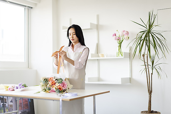 포토 JPG 주간 우먼라이프 응시 여자 리본 꽃다발 실내 한명 들기 상반신 20대 성인 취미 옆모습 뷰티 꽃병 한국인 책상 플로리스트 의료성형뷰티 성인여자한명만 국내포토 자연요소 직업 1 라이프스타일 시선 꽃 뷰포인트 가구 모션 사람 동양인 청년 내부 여자한명만 성인여자만 파일형식
