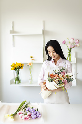 포토 JPG 주간 우먼라이프 응시 여자 꽃다발 실내 한명 미소 들기 상반신 20대 성인 취미 앞모습 뷰티 꽃병 한국인 플로리스트 의료성형뷰티 성인여자한명만 국내포토 자연요소 직업 1 라이프스타일 시선 꽃 뷰포인트 모션 표정 사람 동양인 청년 내부 여자한명만 성인여자만 파일형식