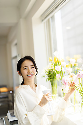 포토 JPG 주간 우먼라이프 응시 여자 꽃 창문 실내 한명 미소 들기 상반신 20대 성인 취미 앞모습 아웃포커스 햇빛 뷰티 꽃병 한국인 창가 분무기 플로리스트 의료성형뷰티 성인여자한명만 국내포토 자연요소 식물 직업 1 라이프스타일 시선 뷰포인트 모션 촬영기법 표정 사람 동양인 청년 내부 태양 여자한명만 성인여자만 파일형식