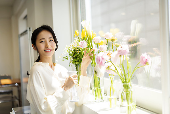 포토 JPG 주간 우먼라이프 응시 여자 꽃 창문 실내 한명 미소 들기 상반신 20대 성인 취미 앞모습 아웃포커스 햇빛 뷰티 꽃병 한국인 창가 분무기 플로리스트 의료성형뷰티 성인여자한명만 국내포토 자연요소 식물 직업 1 라이프스타일 시선 뷰포인트 모션 촬영기법 표정 사람 동양인 청년 내부 태양 여자한명만 성인여자만 파일형식