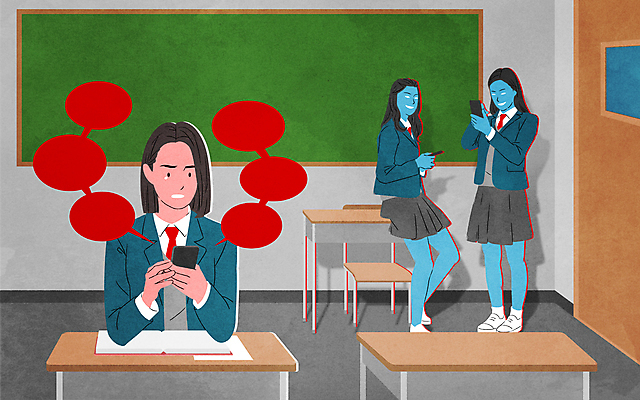 전신 PSD 학생 여자 교복 말풍선 일러스트 교실 학교 청소년 고등학생 서기 들기 앉기 상반신 세명 스마트폰 칠판 학대 책상 따돌림 불량학생 왕따 학교폭력 십대여자만 사이버불링 국내일러스트 옷 교육 가구 모션 사람 핸드폰 스마트기기 폭력 사회이슈 여자만 십대만 파일형식