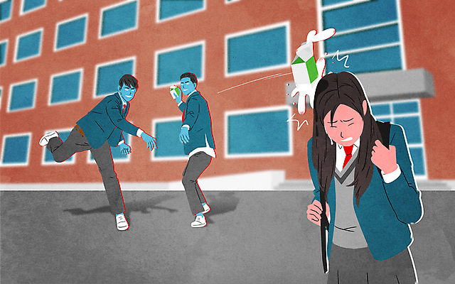 전신 PSD 학생 여자 남자 교복 일러스트 학교 청소년 고등학생 상반신 세명 우유 던지기 학대 따돌림 불량학생 왕따 폭행 학교폭력 십대만 국내일러스트 우유갑 옷 교육 모션 유제품 사람 폭력 범죄 사회이슈 파일형식